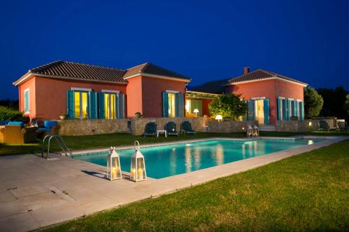  Kleismata Villa Sleeps 8 Pool Air Con WiFi, Ferienwohnung in Klísmata