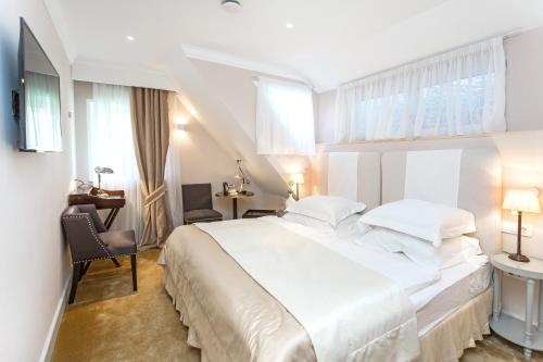 Classic Double or Twin Room image 8