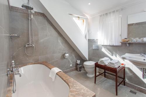 Classic Double or Twin Room image 7
