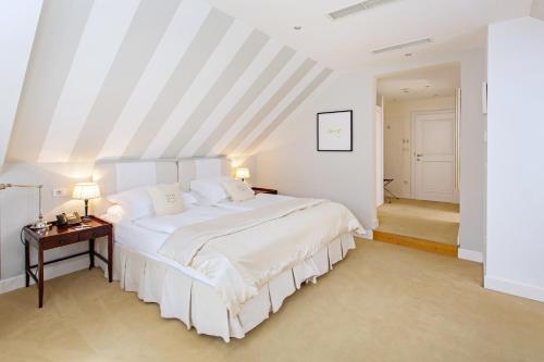 Deluxe Double or Twin Room image 8