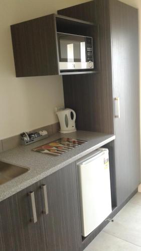Kitchen, The Furlong Motel in Mount Taranaki