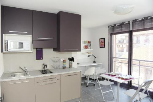 Kitchen, Le Campus in Cimiez