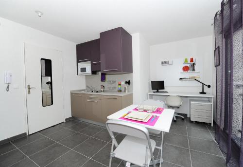Kitchen, Le Campus in Cimiez