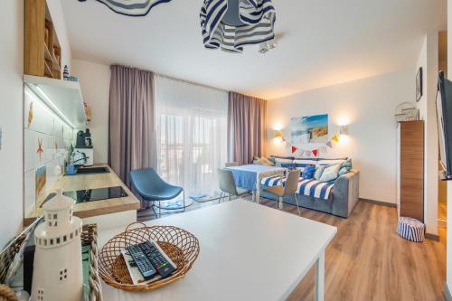 Studio – Lotnicza 1H room in Sun & Snow Prywatne apartamenty w obiekcie Pięć Mórz