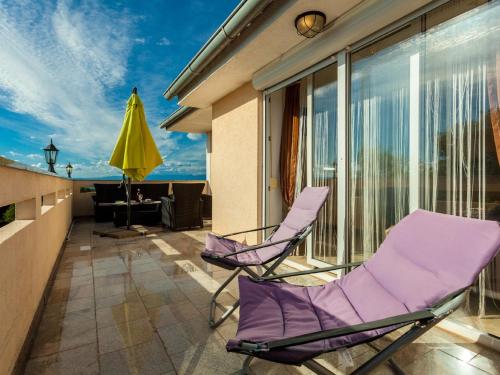  Spacious Apartment in The Croatian Islands with Terrace, Pension in Malinska