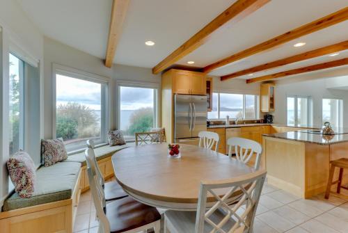 Camano Island Waterfront Modern Splendor - image 6