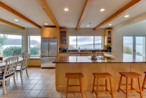 Camano Island Waterfront Modern Splendor - image 7