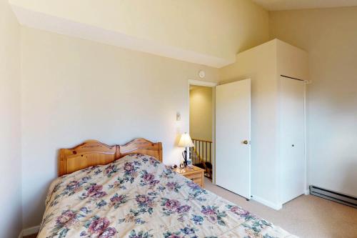 18 Winding Way in McHenry, USA