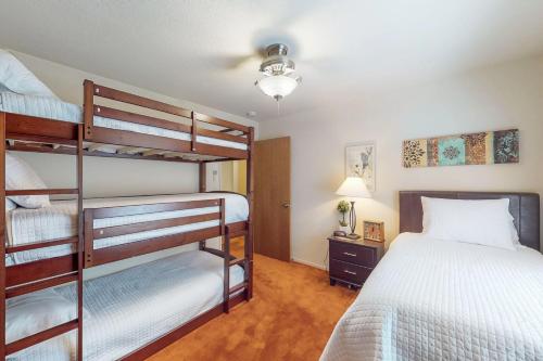 Creekside Cabin - image 7