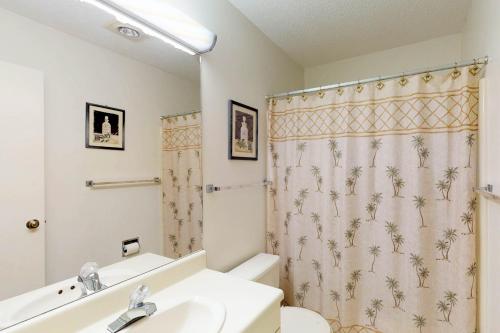 18 Winding Way in McHenry, USA