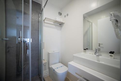 Hotel Canada - image 11