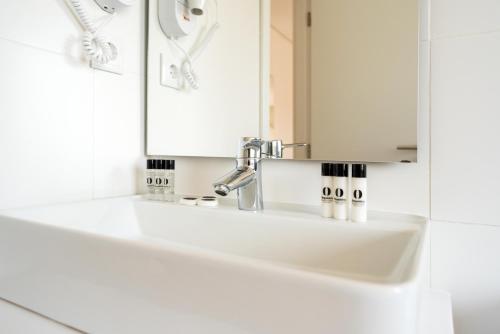 Hotel Canada - image 2