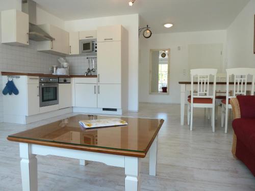 virtuve, Strandhotel Villa Louisa & Appartementhauser Villa Josephine und Villa Christine in Breege