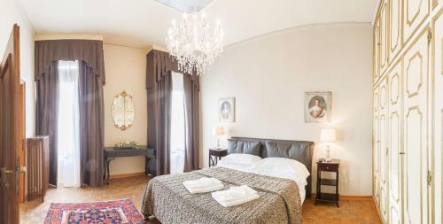 Rialto Canal View With Terrace and Balcony by Wonderful Italy, Венеция