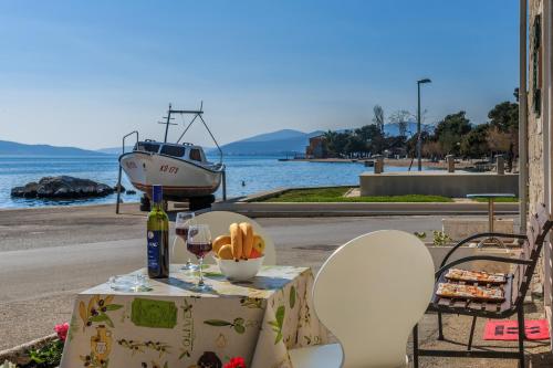 Charming Seafront Apartment Yellow