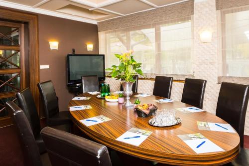 Duna Garden Hotel - image 9