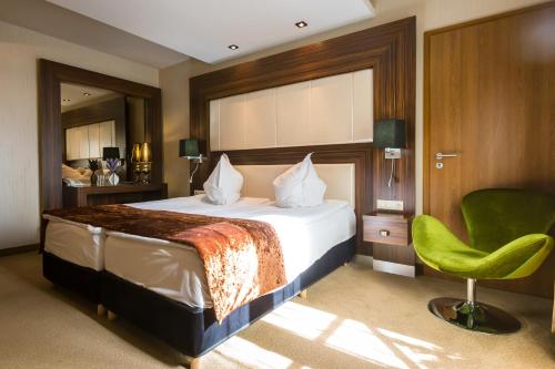 Duna Garden Hotel - image 2