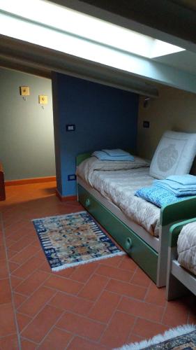 1 queen bed, 3 twin beds