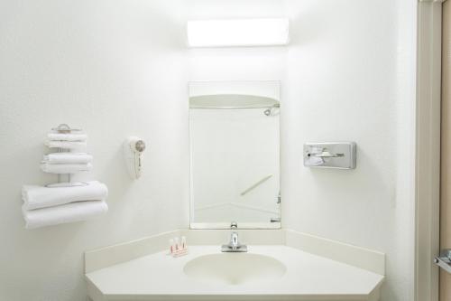 Travelodge by Wyndham Yuba City - image 6