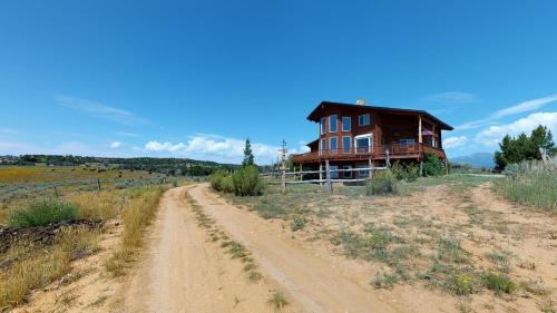 ทางเข้า, Juniper Ridge 5 BR Family Cabin in แบลนด์ดิง (ยูทาห์)