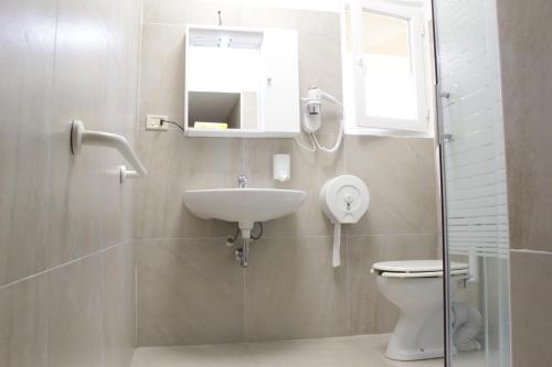 Hotel America Room Type - Double Room with Shared Bathroom