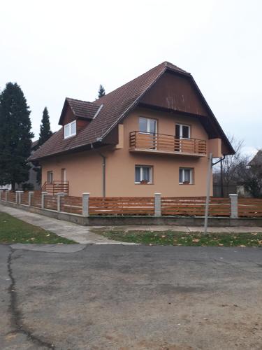  Viktória Apartmanház, Unterkunft in Harkány