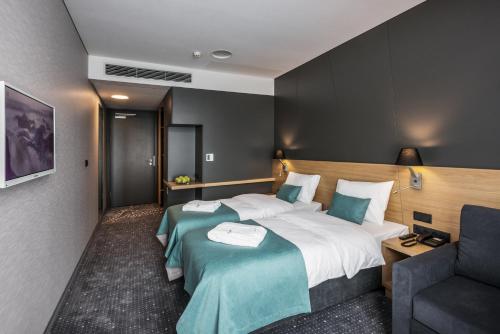 2 twin beds, 1 sofa bed