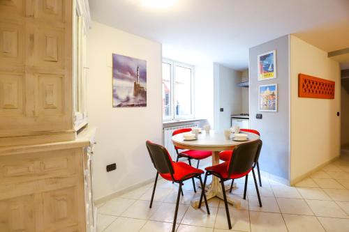  The Pumpkin Flat above Square Plebiscito! in Neapel