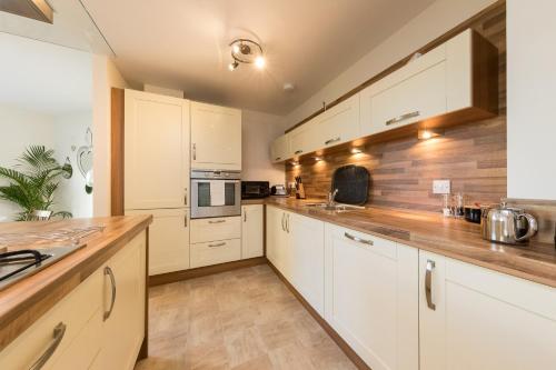 THE BROCH, Ground Floor City Centre Apartment, sleeps 6