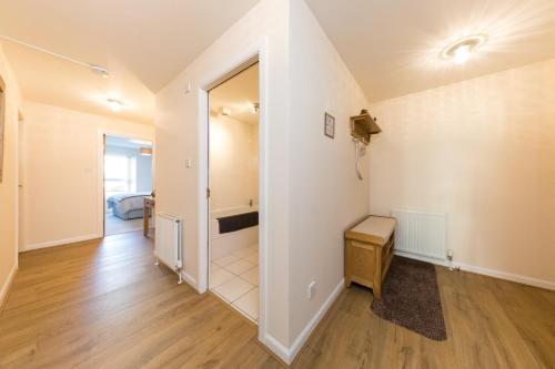 THE BROCH, Ground Floor City Centre Apartment, sleeps 6