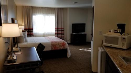 Hawthorn Suites by Wyndham Victorville