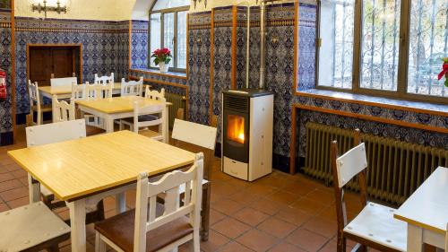 餐廳, 拉佩德里薩青年旅館 (Hostel La Pedriza-NEW) in 曼薩納雷斯埃爾雷亞爾