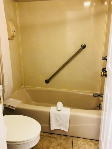 Bathroom, Dynasty Suites Hotel Riverside in Riverside (CA)