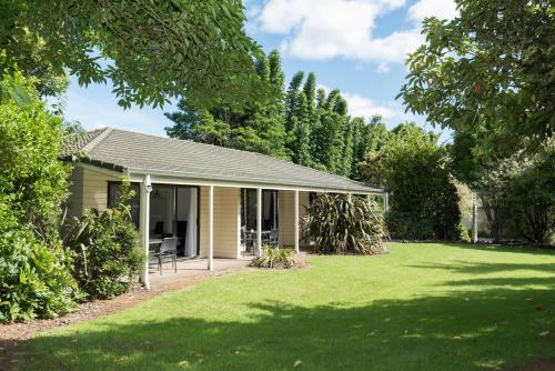 Kauri Park Motel The 4-star Kauri Park Motel offers comfort and convenience whether youre on business or holiday in Kerikeri. Featuring a complete list of amenities, guests will find their stay at the property a comf