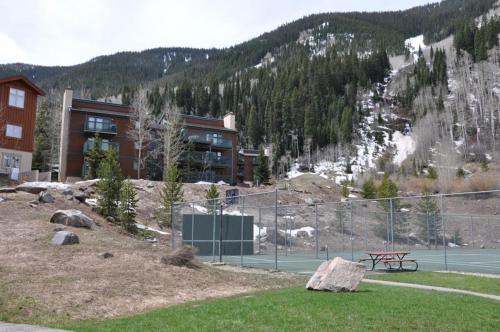 Cozy East Vail 2 Bedroom Condo #1601 w/ Fireplace.