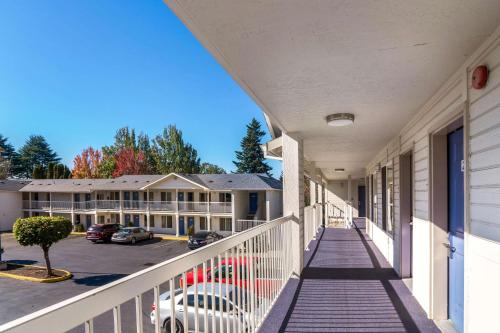 Motel 6 Portland Mall - 205