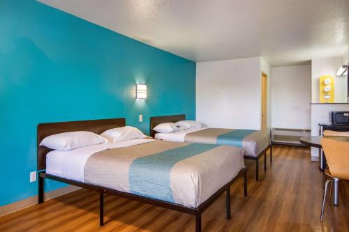 2 queen beds