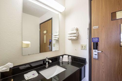 Motel 6-Saukville WI - image 3