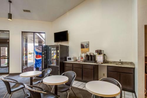 Motel 6-Saukville WI - image 5