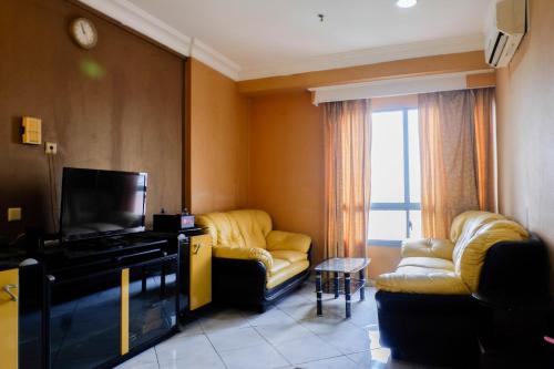 Spacious 1BR Apartment at Taman Beverly By Travelio