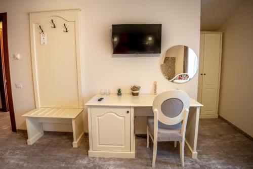 Ana Boutique - image 11