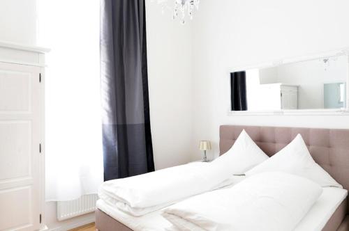SC 03 by ROCKCHAIR Apartments l SUPERHOST Status l 2 Bedrooms Boxspringbeds Balcony Elevator - Cozy Family & Business Flair welcomes you!, Berlin