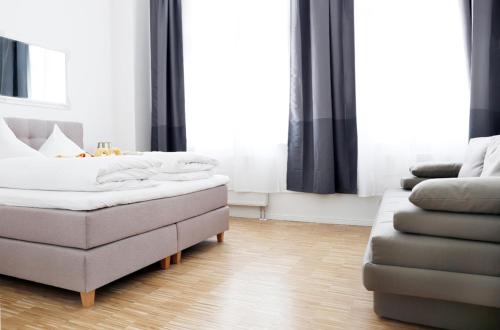 SC 03 by ROCKCHAIR Apartments l SUPERHOST Status l 2 Bedrooms Boxspringbeds Balcony Elevator - Cozy Family & Business Flair welcomes you!, Berlin (Foto 11)