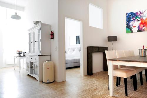 SC 04 by ROCKCHAIR Apartments l SUPERHOST Status l 4 Bedrooms Boxspringbeds 2 Bathrooms Balcony Elevator - Cozy Family & Business Flair welcomes you!, Berlino (foto 10)