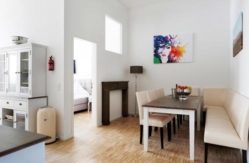 SC 04 by ROCKCHAIR Apartments l SUPERHOST Status l 4 Bedrooms Boxspringbeds 2 Bathrooms Balcony Elevator - Cozy Family & Business Flair welcomes you!, Berlino (foto 8)