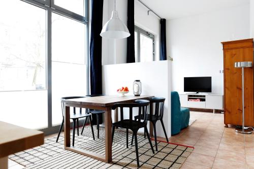 SWINE by ROCKCHAIR Apartments l SUPERHOST Status l Cozy Family & Business Flair in City Center Mitte Modern Studio Boxspringbed welcomes you!, Berlino