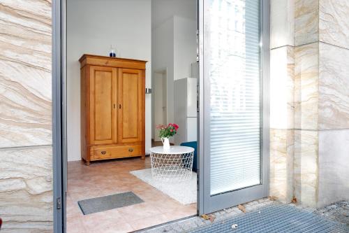 SWINE by ROCKCHAIR Apartments l SUPERHOST Status l Cozy Family & Business Flair in City Center Mitte Modern Studio Boxspringbed welcomes you!, Berlino (foto 4)