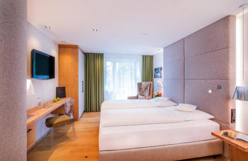 Deluxe Double Room with Park View and Balcony