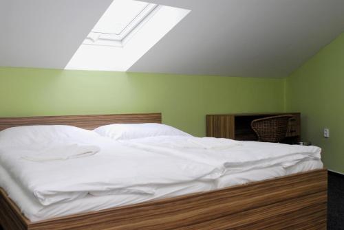 1 queen bed, 1 twin bed