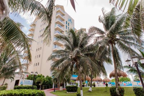 Stunning! 2 BDRM Beach/Oceanfront Condo on Cancun Beach - Hotel Zone